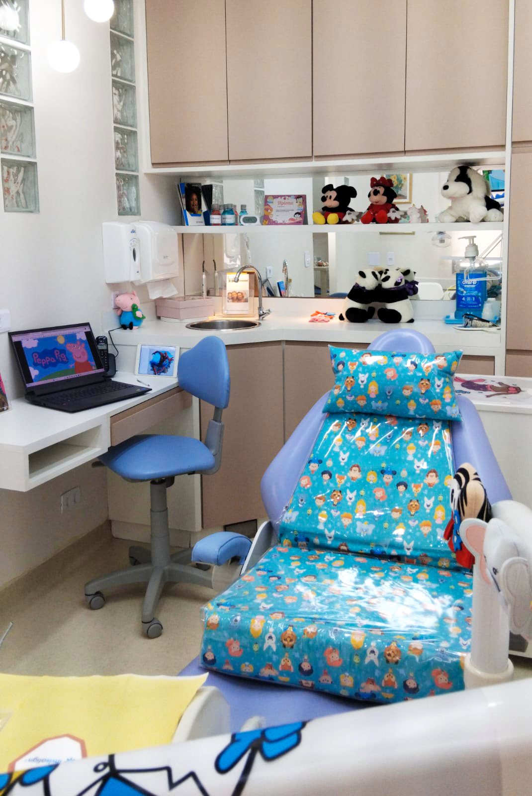 Visão geral do consultório de odontopediatria com decoração infantil