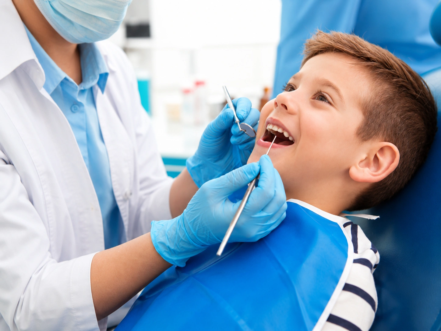 Criança sorrindo durante atendimento odontológico